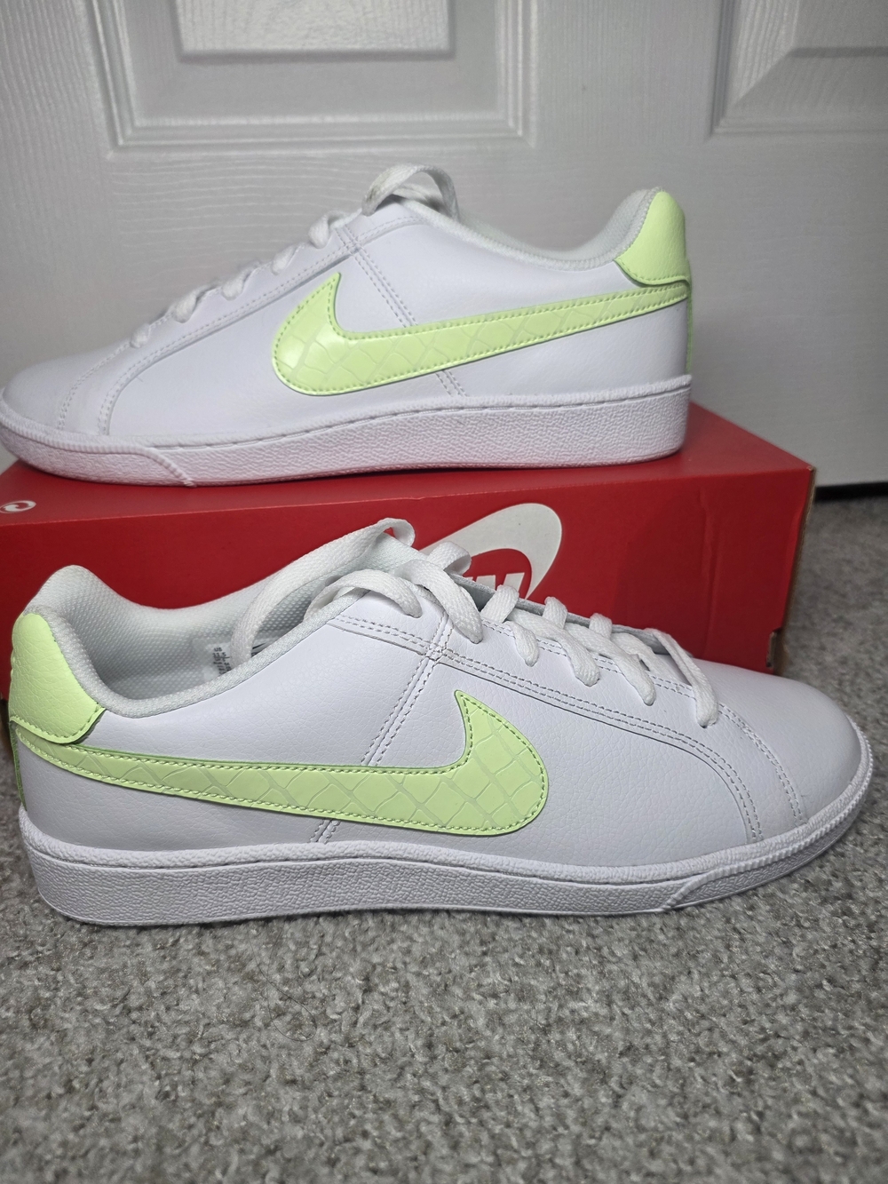 WMNS NIKE COURT ROYALE (Women’s 11.5)